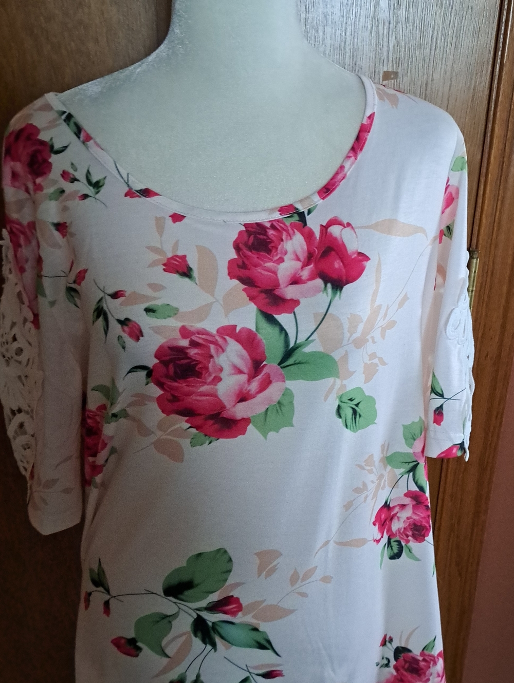 Women’s Floral Scoop Neck Short Sleeve Top in Cream and Pink